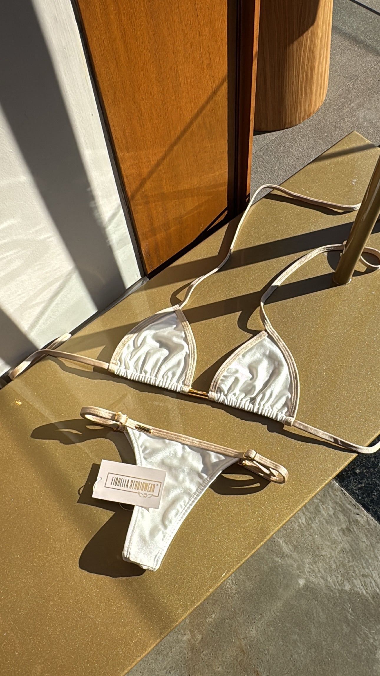 BIQUÍNI ANITTA GLOW OFF WHITE / DOURADO