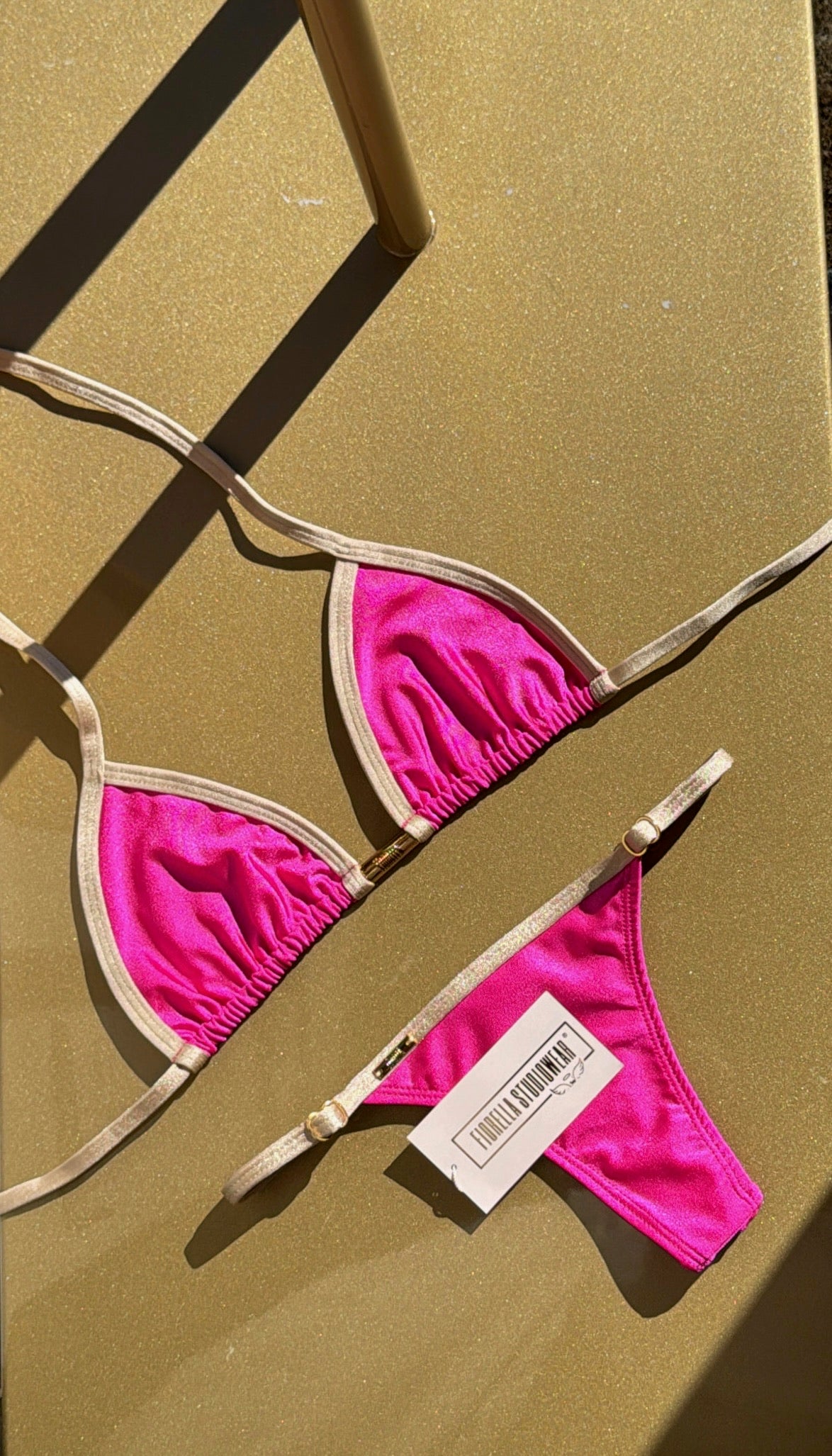 BIQUÍNI ANITTA GLOW FUCSIA / DOURADO