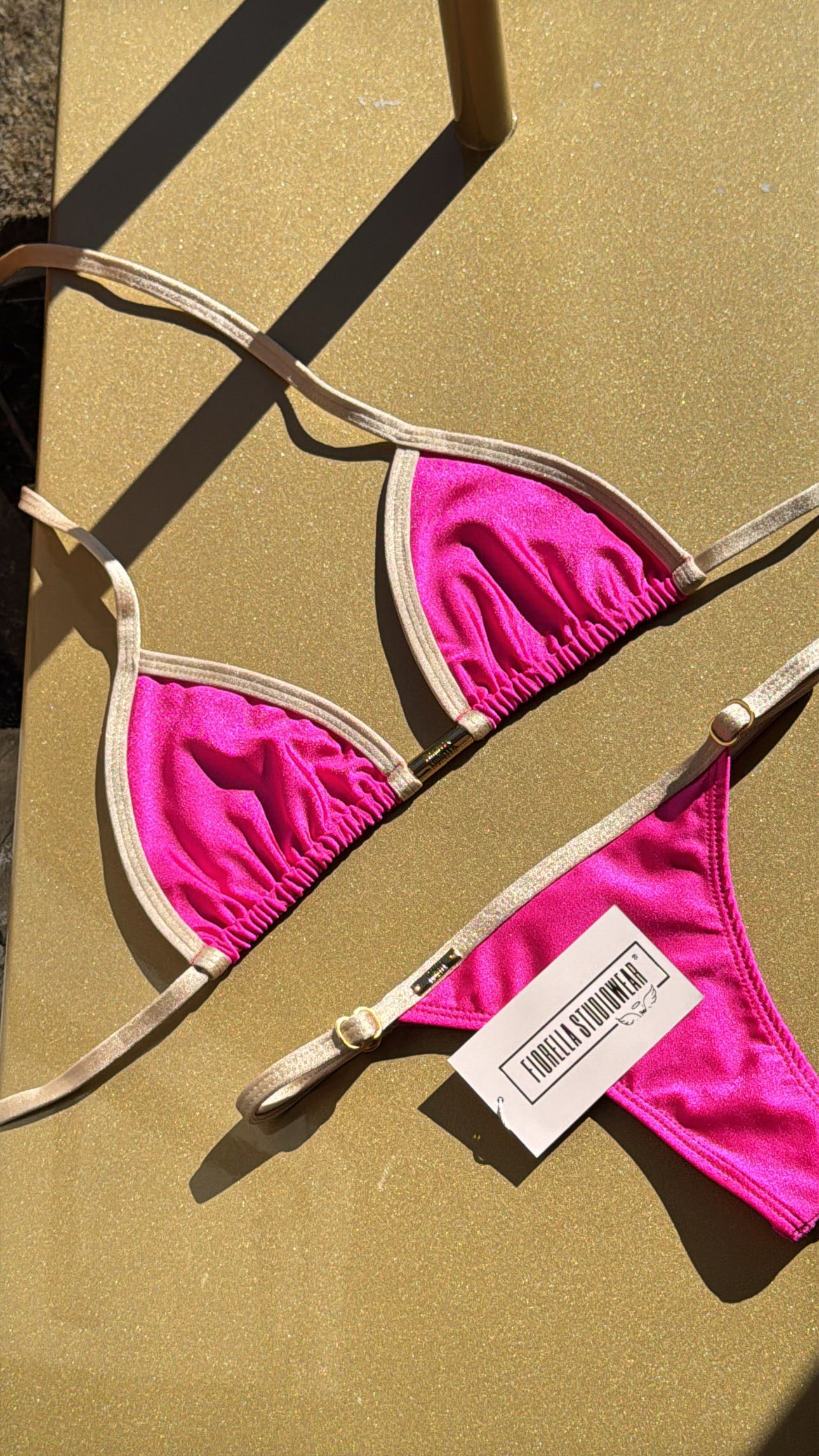 BIQUÍNI ANITTA GLOW FUCSIA / DOURADO